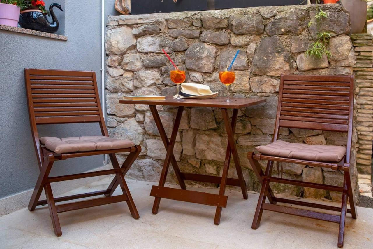 ˇdcˇ Modern Apartment Near The Church روفينج المظهر الخارجي الصورة