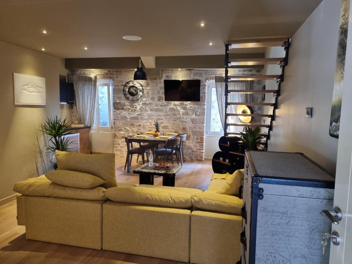 ˇdcˇ Modern Apartment Near The Church روفينج المظهر الخارجي الصورة